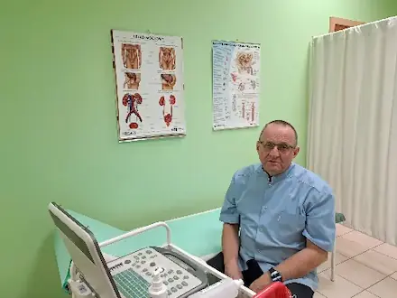 Dr Krzysztof Gąsiorek przy aparacie USG